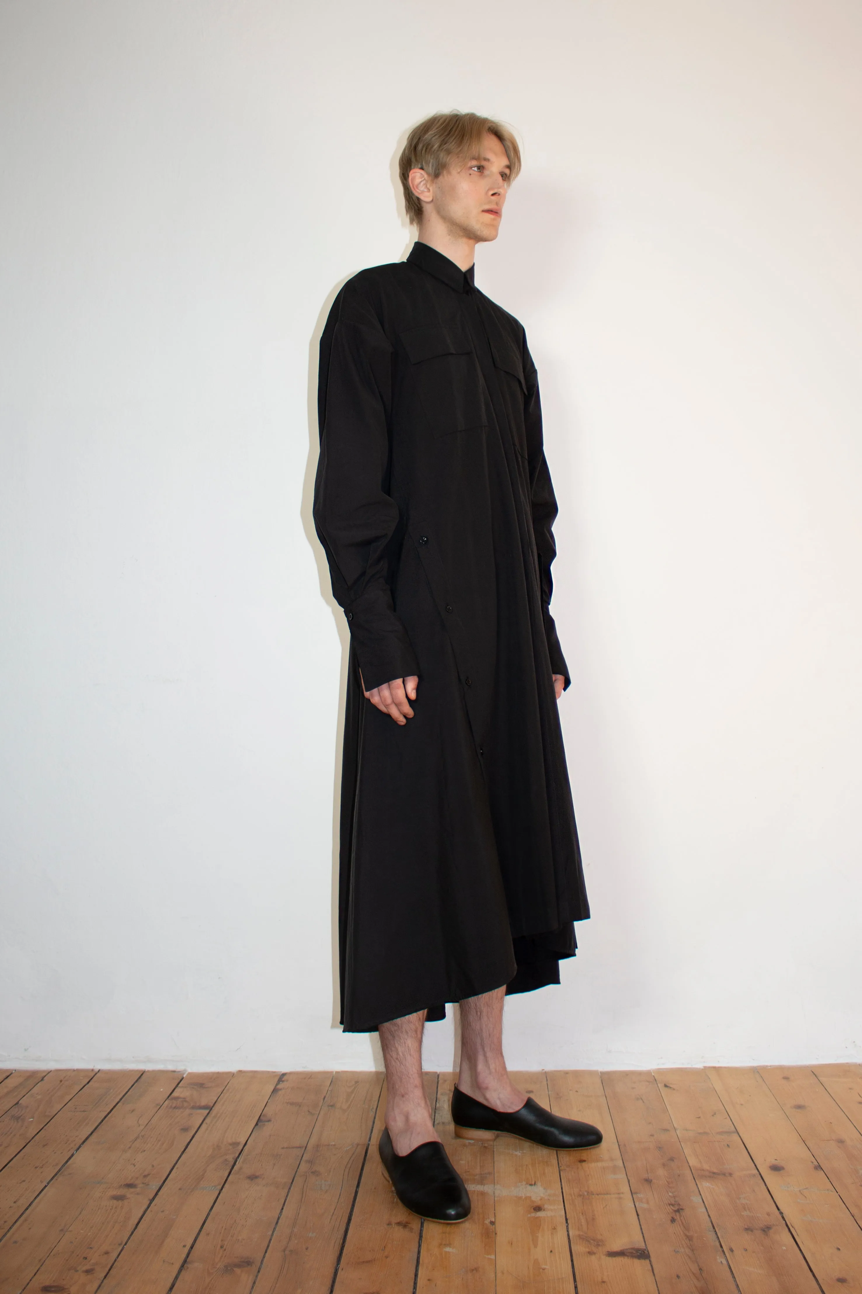 Black elongated post-gender shirt